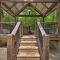 Luxe Broken Bow Cabin Hot Tub about 3 Mi to Hochatown
