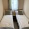 5 mins walk to beach. 3 bedroom caravan. Sleeps 8
