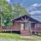 2 BR Cabin with Hot Tub, Deck, Fire Pl - بانير إلك
