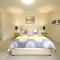 6 Bedrooms & 4 Bathrooms Big House for Big Group