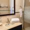 Tranquil Eagle Beach Condo, sleeps 4 to 6