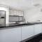 Large Modern 3 Bedroom Apartment With City Views - CoastHM