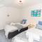 Modern House in Looe, Near Beach and Bars with Great Views and free access to a nearby Indoor Swimming Pool - Looe