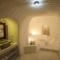 Lydia Cavehouse - Oia