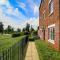 Premium 4 large double bed townhouse in Bicester, next to Bicester Village