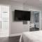 ENTIRE BACHELOR UNIT EN-SUITE UPTOWN WATERLOO - e5