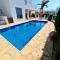 Modern villa, 4 bedrooms, private pool, close to Coral bay strip