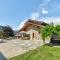 chalet con piscina e vista panoramica