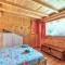 chalet con piscina e vista panoramica