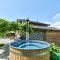 chalet con piscina e vista panoramica
