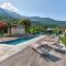 chalet con piscina e vista panoramica
