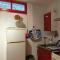 APPARTEMENT EN SOUS SOL DE VILLA avec accès jardin et piscine