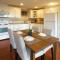 Lovely J Home -Stunning river view cozy two bedroom private suite