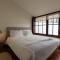 4 bedroom Luxury Villa - riverside & beachside