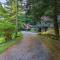 Cozy Roan Mountain Cabin with Private Balcony!