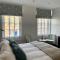 Upstairs at 33 - Self check in boutique accommodation in Worcester Centre