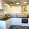 Stylish apartment with free parking, lift & views