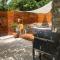 SECRET PARADISE-Holiday home with hot tub and BBQ