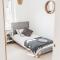 Oakgrove Apartment - 2 Bedroom with Terrance and private parking