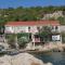 Old Fisherman's House w 3BD, balcony and terrace by the sea - Oskorušno