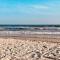 Oak Island Cottage Minutes to Long Beach!