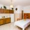 Apartmani Kate, Plat