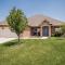 Cheerful 3 Bedroom Home, King Bed, 10 min from Palo Duro Canyon, Fireplace, Washer Dryer
