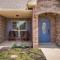 Cheerful 3 Bedroom Home, King Bed, 10 min from Palo Duro Canyon, Fireplace, Washer Dryer - كانيون