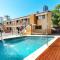 Maxmee Backpackers Resort