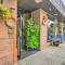 Modern Downtown Apt - Walk to Parks and Cafes!