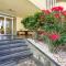 Premium Paradise Stay - Balcony Sea & Pool Views - Top Rated