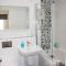 City Centre Town House with Riverside Views and Free Parking 1BAK