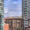 Lovely One-Bedroom Apartment with Pool, Hot Tub, and Gym in the Heart of Downtown, skytrain 3min away