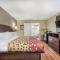 Econo Lodge Inn & Suites University