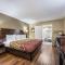 Econo Lodge Inn & Suites University