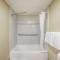 Econo Lodge Inn & Suites University
