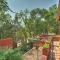Colorful Bungalow By Pikes PeakandGarden of the Gods