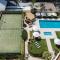 Allunga Stunning Beach Side Apartment