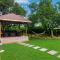 Classique Woods by StayVista with Pool, Lawn with Gazebo & Bar, Indoor Fun - Karjat