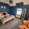 Near beach, Modern and Spacious 4 Bedroom House, Hot Tub, Wifi, Netflix, Parking