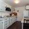 Contemporary, marine 2bd/1ba Apartment C in Kent