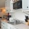 Contemporary, marine 2bd/1ba Apartment C in Kent - 肯特