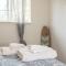 Contemporary, marine 2bd/1ba Apartment C in Kent