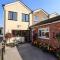 8 Heatons Bridge Road