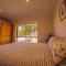 Orana ~ 2 blocks to Beach ~ FREE Wifi Orana ~ 2 blocks to Beach ~ FREE Wifi