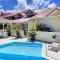 Beautiful suite S14, pool, next to Pinel Island