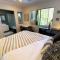LILY LAMOND, 2 - 4 guests, outdoor hammock, 5 min walk to the ocean, in Airlie Beach
