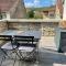 APPART-HOTEL n 4 calme avec terrasse, Wi-fi haut débit, petit-déjeuner, room-service et parking privé - Chouzelot