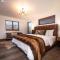 Slice of Heaven just steps from Lake Estes! Indoor Outdoor Fireplace and Jacuzzi