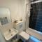 Oakgrove Apartment - 2 Bedroom with Terrance and private parking